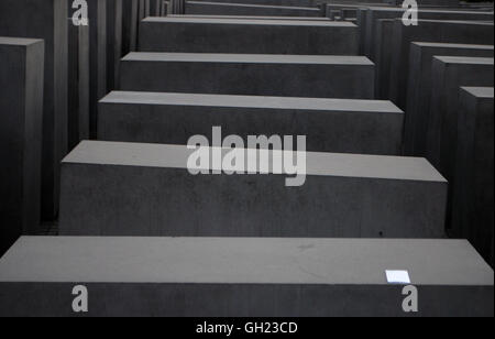 Schritte, die Teil einer Holocaust-Denkmal-Skulptur in Berlin, Deutschland Stockfoto