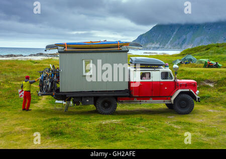 Große Ex-Militär Wohnmobil am Strand in Norwegen Stockfoto