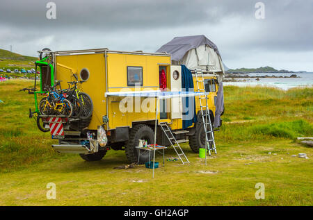 Große Ex-Militär Wohnmobil am Strand in Norwegen Stockfoto