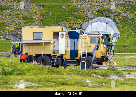 Große Ex-Militär Wohnmobil am Strand in Norwegen Stockfoto