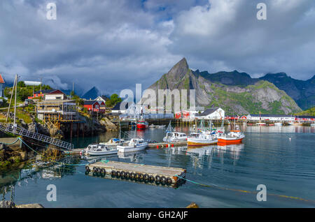 Reine, Lofoten-Inseln mit Meer und die umliegenden Berge Stockfoto