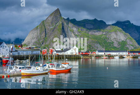 Reine, Lofoten-Inseln mit Meer und die umliegenden Berge Stockfoto