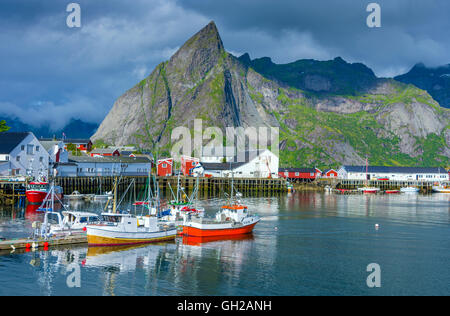 Reine, Lofoten-Inseln mit Meer und die umliegenden Berge Stockfoto