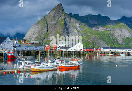 Reine, Lofoten-Inseln mit Meer und die umliegenden Berge Stockfoto