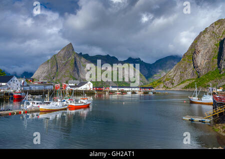 Reine, Lofoten-Inseln mit Meer und die umliegenden Berge Stockfoto