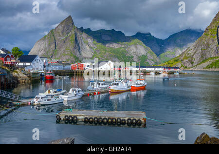 Reine, Lofoten-Inseln mit Meer und die umliegenden Berge Stockfoto