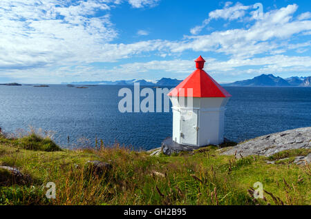 Ein Leuchtfeuer Leuchtturm Licht in Henningsvær, Lofoten, Arktis Norwegen Stockfoto