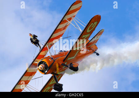 Breitling Boeng Stearman mit Wing Walker bei Shoreham Stockfoto