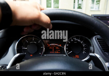 Des Fahrers Hand am Lenkrad im Inneren eines Autos Stockfoto