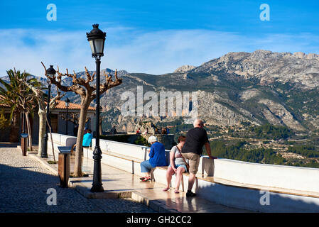 Touristen genießen Talblick in der alten Stadt von Guadalest Stockfoto