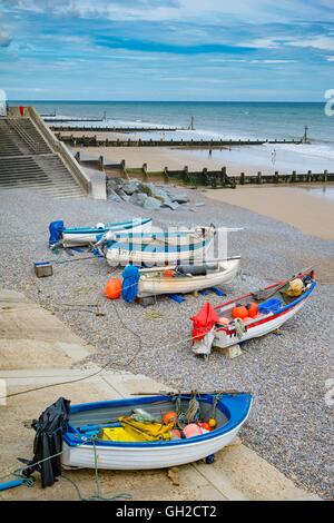 & Hummer Krabbe Fischerboote am Kiesstrand, Norfolk, England, Juli, Sheringham oben geschleppt. Stockfoto