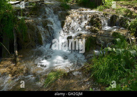 Nahaufnahme von Kaskaden von eine schnelle Bergfluss fließt über Felsen Stockfoto