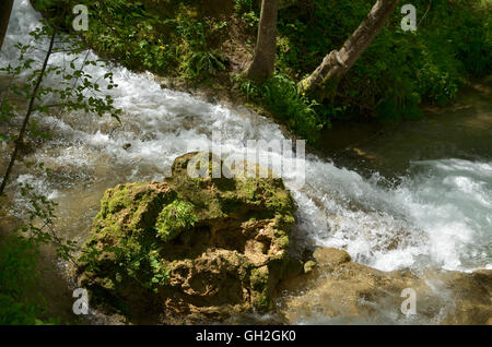Nahaufnahme der Stromschnellen des Bergbaches über Felsen Stockfoto