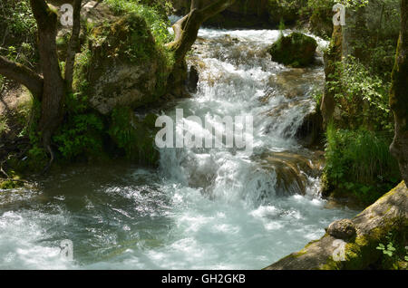 Schnelle Gebirgsfluss fließt über Kaskaden, Abflussmesssystemen zu schaffen. Stockfoto
