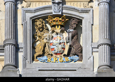 Wappen der Stadt Brügge an der Fassade des Stadttheaters in Brügge, Belgien Stockfoto