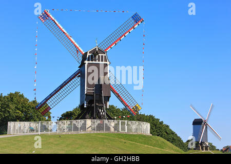 Saint John's Haus Mühle (1770) und die Bonne Chiere Windmühle in Brügge, Belgien Stockfoto