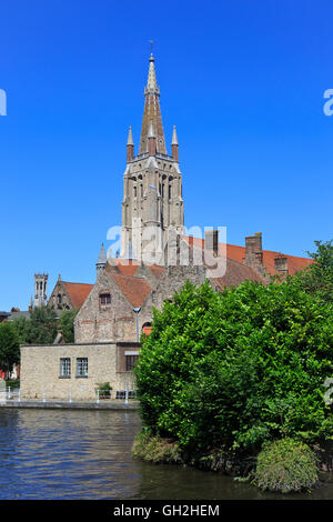 Die alte Saint Johns Krankenhaus (11. Jahrhundert) und die Kirche unserer lieben Frau (13.-15. Jahrhundert) in Brügge, Belgien Stockfoto