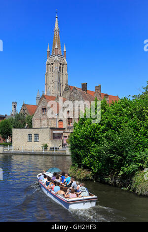 Touristenboot Kreuzfahrt vorbei an der alten St. Johannes Hospital (11. Jahrhundert) in Brügge, Belgien Stockfoto