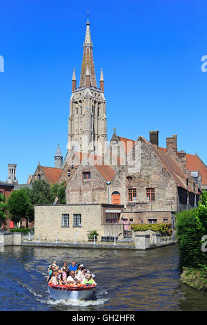 Touristenboot Kreuzfahrt vorbei an der alten St. Johannes Hospital (11. Jahrhundert) in Brügge, Belgien Stockfoto