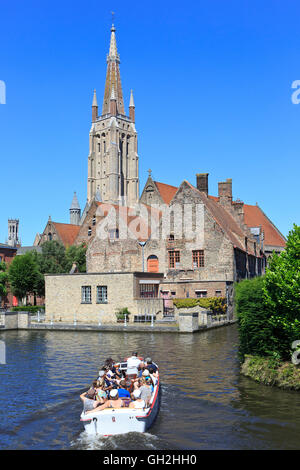 Touristenboot Kreuzfahrt vorbei an der alten St. Johannes Hospital (11. Jahrhundert) in Brügge, Belgien Stockfoto