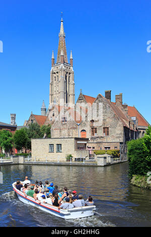 Touristenboot Kreuzfahrt vorbei an der alten St. Johannes Hospital (11. Jahrhundert) in Brügge, Belgien Stockfoto