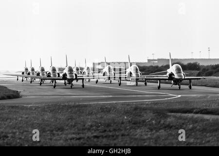 Hinterleuchtete Bild der roten Pfeile umarmt die Breite der Taxiway am Liverpool Flughafen Ras, die sie sich vorbereiten, nach Hause zu fahren. Stockfoto