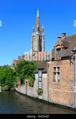 Kanals, das alte Saint John's Hospital und der Liebfrauenkirche in Brügge, Belgien Stockfoto