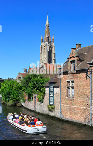 Touristenboot Kreuzfahrt vorbei an der alten Saint John's Hospital und der Liebfrauenkirche in Brügge, Belgien Stockfoto