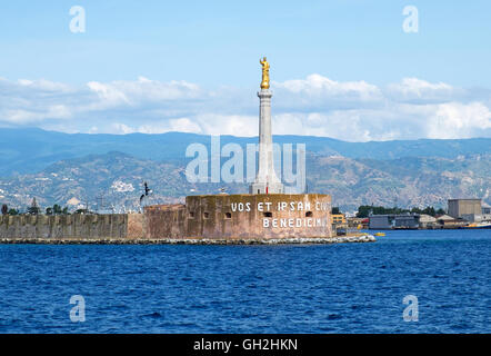 Die Statue der Madonna an der Hafeneinfahrt nach Messina auf Sizilien, Italien Stockfoto