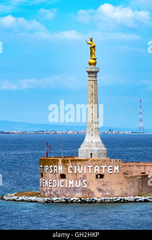 Die Statue der Madonna an der Hafeneinfahrt nach Messina auf Sizilien, Italien Stockfoto