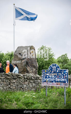 Willkommensschild für Schottland - Scottish Borders an Carter Bar - entstellt durch Massen von Motorrad und Roller Club Aufkleber, Austritt Stockfoto