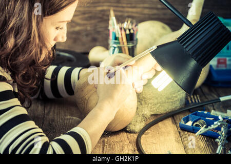 junge Handwerker arbeitet in Kreativ-Werkstatt Stockfoto