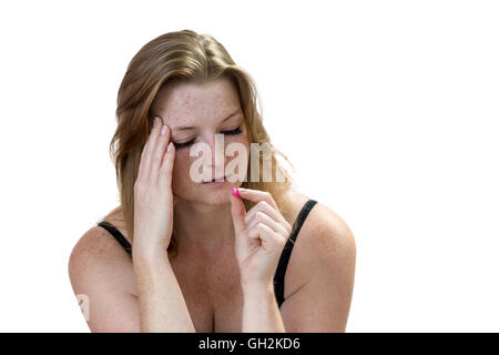 Rothaarige junge Frau mit Sommersprossen ist bereit, Arzneimittel einnehmen. Alles ist auf dem weißen Hintergrund isoliert. Stockfoto