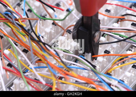 Telekommunikation-Hauptverteiler mit Kabeln und Stanzwerkzeug, Nahaufnahme Stockfoto