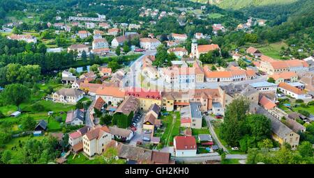 Ansicht von Vranov nad Dyji Dorf von der Spitze des Hügels. Blick auf das Dorfzentrum mit vielen kleinen Häusern. Stockfoto