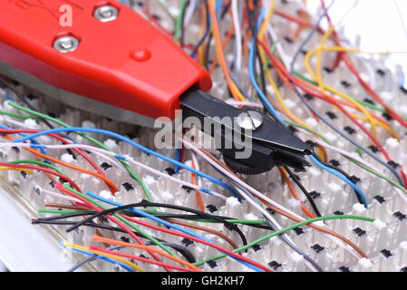 Telekommunikation-Hauptverteiler mit Kabeln und Stanzwerkzeug, Nahaufnahme Stockfoto