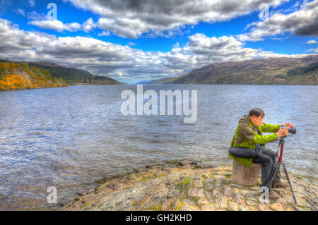 Loch Ness Scotland UK japanischer Fotograf sucht die klassische Aufnahme von Nessie das Ungeheuer in hdr Stockfoto