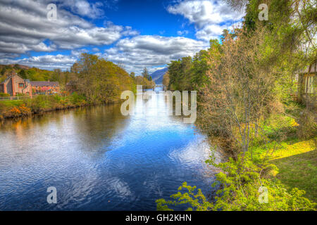 River Oich Fort Augustus Scotland UK in Schottisches Hochland beliebten touristischen Dorf von Loch Ness in bunte HDR Stockfoto