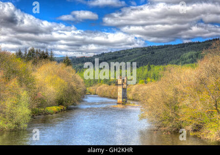 River Oich Fort Augustus Scotland UK in Schottisches Hochland beliebten touristischen Dorf von Loch Ness in bunte HDR mit Turm Stockfoto