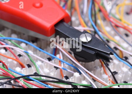 Telekommunikation-Hauptverteiler mit Kabeln und Stanzwerkzeug, Nahaufnahme Stockfoto
