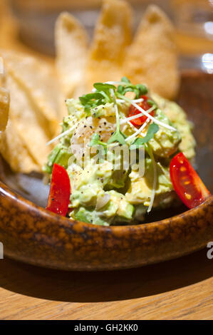 frische Avocado und Garnelen-Salat mit Nachos auf Seite Stockfoto