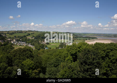Dorf von Llansteffan und Wald vom Schloss aus gesehen Stockfoto