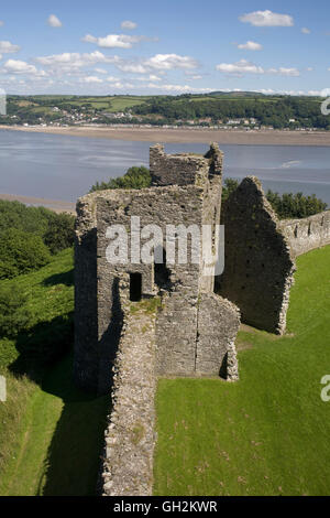 Wand und Turm von Llansteffan Burg mit Ferryside in Ferne Stockfoto