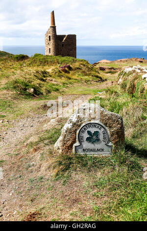 Ein National Trust Omega Schild mit der Aufschrift Botallack und West Wheal Owles mir Cornwall England UK * Foto genommen von öffentlichen FUßWEG * Stockfoto