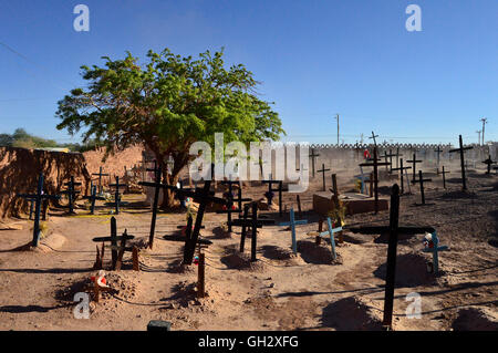 Sand und Staub weht durch den Friedhof von San Pedro de Atacama im Norden Chiles. Stockfoto