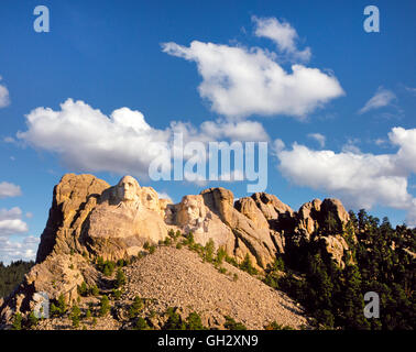 Mount Rushmore national Memorial in den Black Hills von South Dakota unter einer Wolke gefüllt Sommerhimmel. Stockfoto