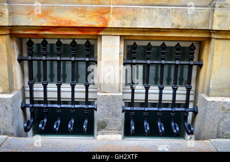 Fenster mit Metallstangen auf Straßenniveau Stockfoto