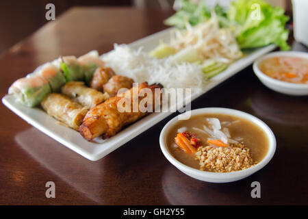 Frühlingsrolle serviert mit Schweinefleisch, gebratene Garnelen mit Zuckerrohr und Gemüsesuppe (berühmte thailändische) Stockfoto