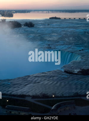 Blauer Nebel steigt vom Horseshoe Falls in diesen Momenten kurz vor der Morgendämmerung. Stockfoto