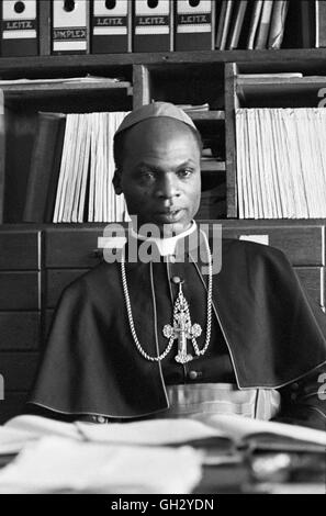 Laurean Rugambwa in seinem Büro in seiner Kirche in Tanganjika (Tansania), 1960. Stockfoto